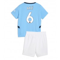 Camisa de Futebol Manchester City Nathan Ake #6 Equipamento Principal Infantil 2024-25 Manga Curta (+ Calças curtas)